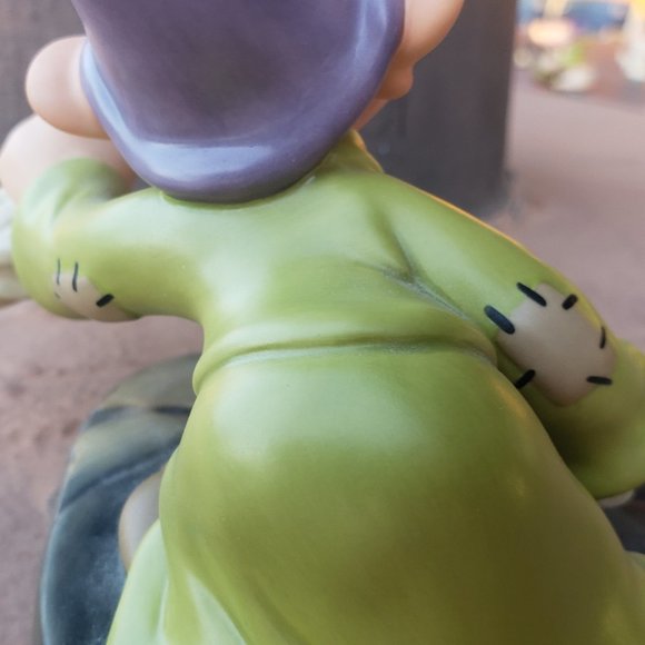 Walt Disney Classics Collection Dopey "We Pick Up Everything In Sight" -Retired - Picture 8 of 11